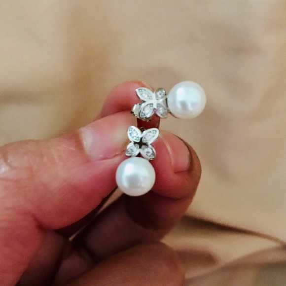 Solid Sterling Silver & Freshwater Pearl Earrings - Picture 4 of 6